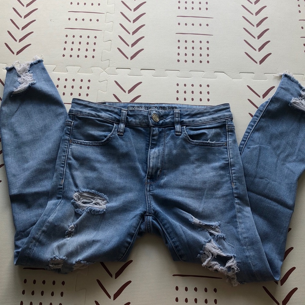 American Eagle Super stretch light wash distressed jegging